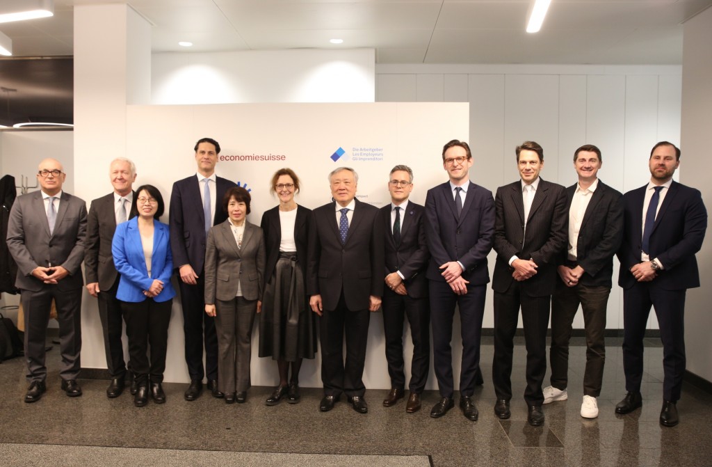 Phó Thủ tướng Thường trực làm việc với bà Monika Ruehl, Chủ tịch HĐQT Liên đoàn Doanh nghiệp Thụy Sĩ - Ảnh: VGP/Nguyễn Hoàng Phó Thủ tướng Thường trực làm việc với bà Monika Ruehl, Chủ tịch HĐQT Liên đoàn Doanh nghiệp Thụy Sĩ - Ảnh: VGP/Nguyễn Hoàng