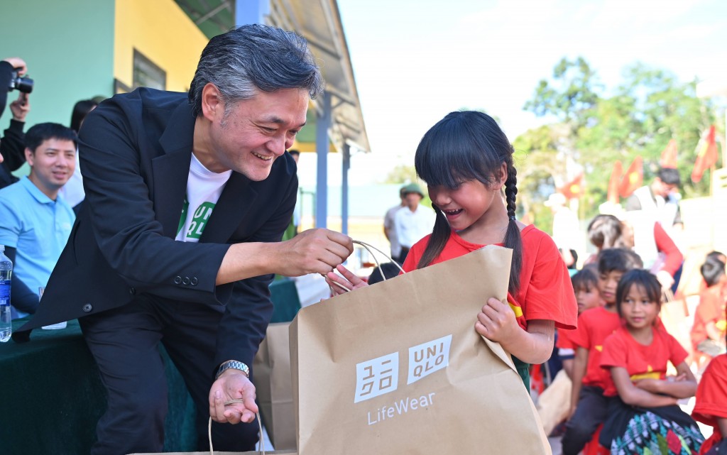 Các em học sinh phấn khởi nhận áo ấm từ đại diện UNIQLO Việt Nam Các em học sinh phấn khởi nhận áo ấm từ đại diện UNIQLO Việt Nam