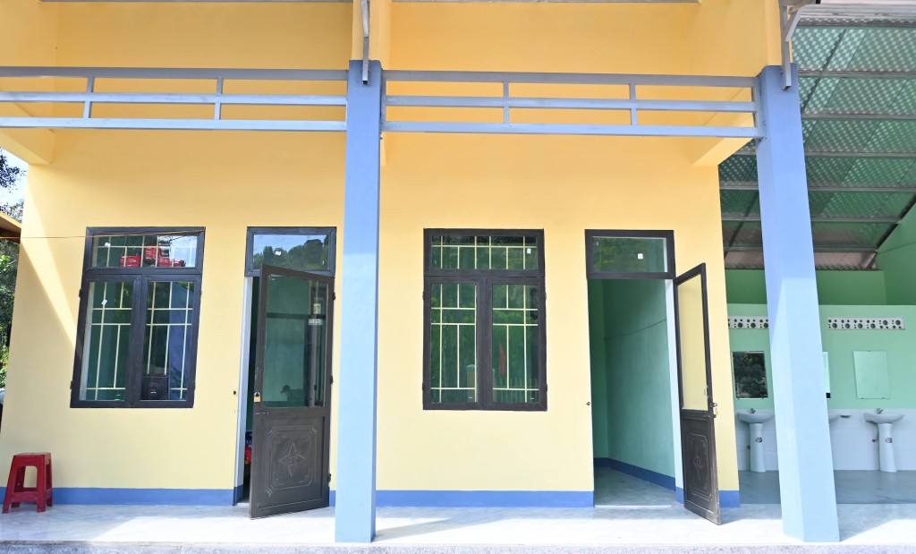 Các lớp học và công trình phụ mới kiên cố giúp học sinh tại điểm trường Cồn Roàng có môi trường học tập an toàn, ấm áp hơn Các lớp học và công trình phụ mới kiên cố giúp học sinh tại điểm trường Cồn Roàng có môi trường học tập an toàn, ấm áp hơn