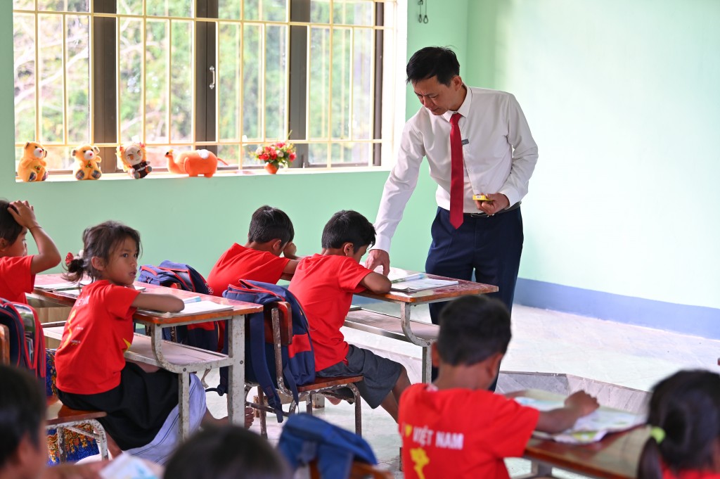 Học sinh tại điểm trường Cồn Roàng học tập trong các lớp học mới khang trang hơn Học sinh tại điểm trường Cồn Roàng học tập trong các lớp học mới khang trang hơn