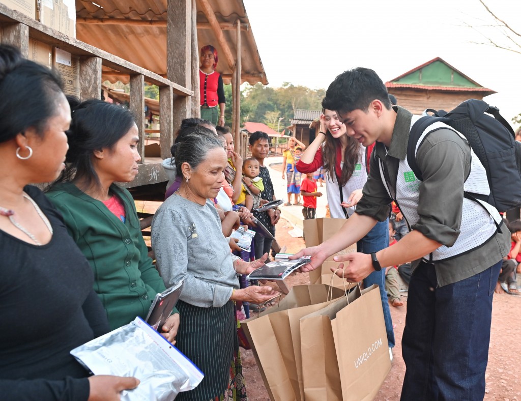 Người dân xã Thượng Trạch nhận trang phục giữ nhiệt HEATTECH từ chương trình Người dân xã Thượng Trạch nhận trang phục giữ nhiệt HEATTECH từ chương trình