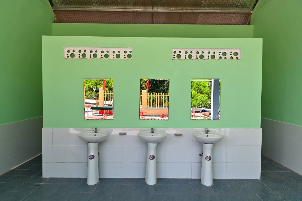 Nhà vệ sinh gồm 2 khu nam, nữ riêng biệt được thiết kế thông thoáng Nhà vệ sinh gồm 2 khu nam, nữ riêng biệt được thiết kế thông thoáng