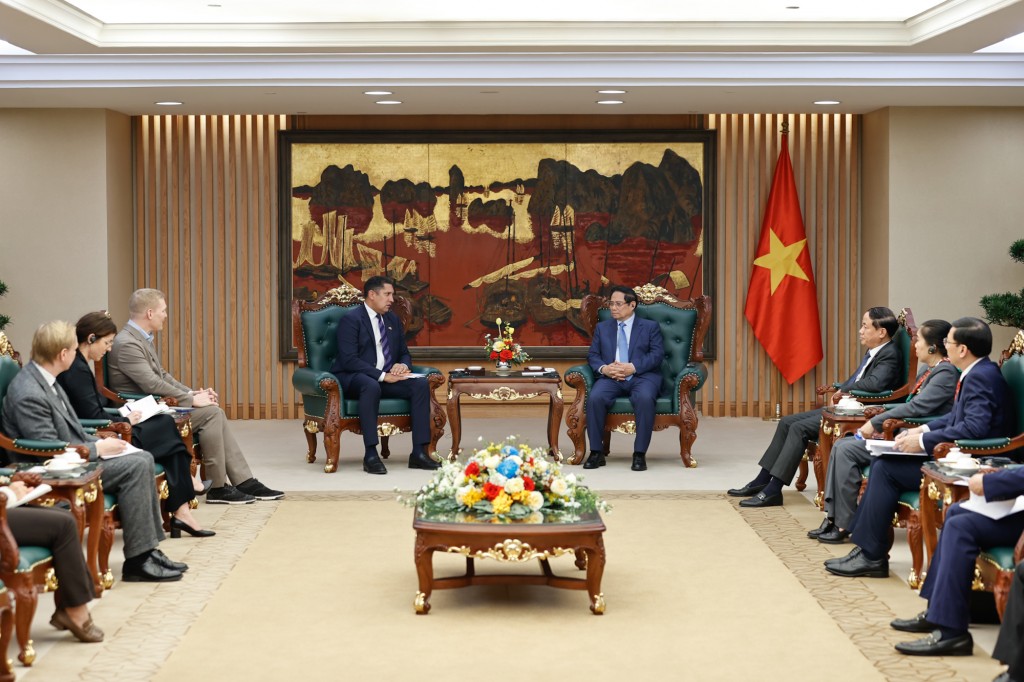 Thủ tướng Phạm Minh Chính tiếp Đại sứ Thụy Điển tại Việt Nam Johan Ndisi và ông Dennis Nobelius, Tổng Giám đốc Công ty SYRE (hàng đầu bên trái) - Ảnh: VGP/Nhật Bắc Thủ tướng Phạm Minh Chính tiếp Đại sứ Thụy Điển tại Việt Nam Johan Ndisi và ông Dennis Nobelius, Tổng Giám đốc Công ty SYRE (hàng đầu bên trái) - Ảnh: VGP/Nhật Bắc