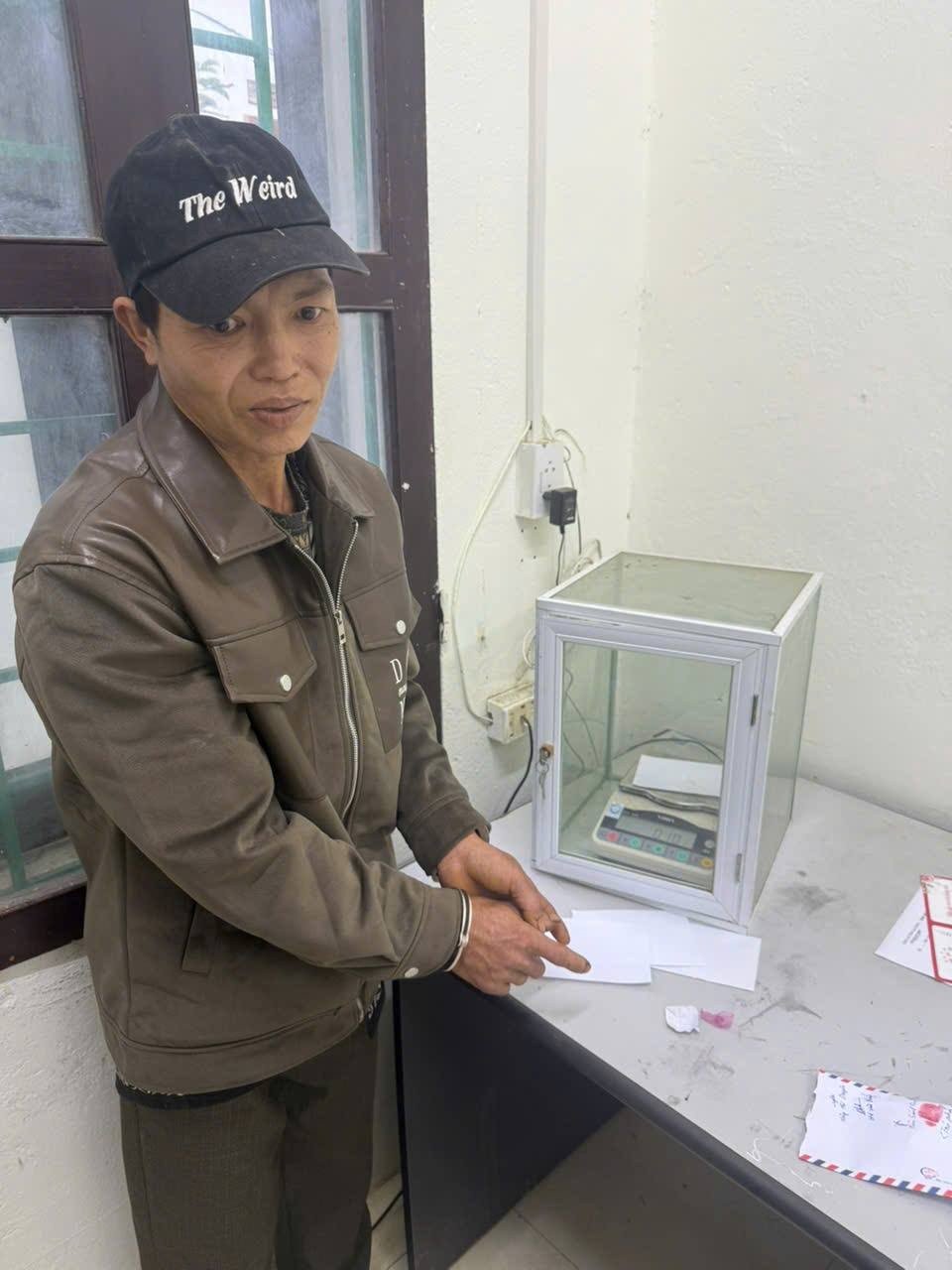 Đối tượng Bàn Sành Quẩy và tang vật tại cơ quan Công an Đối tượng Bàn Sành Quẩy và tang vật tại cơ quan Công an