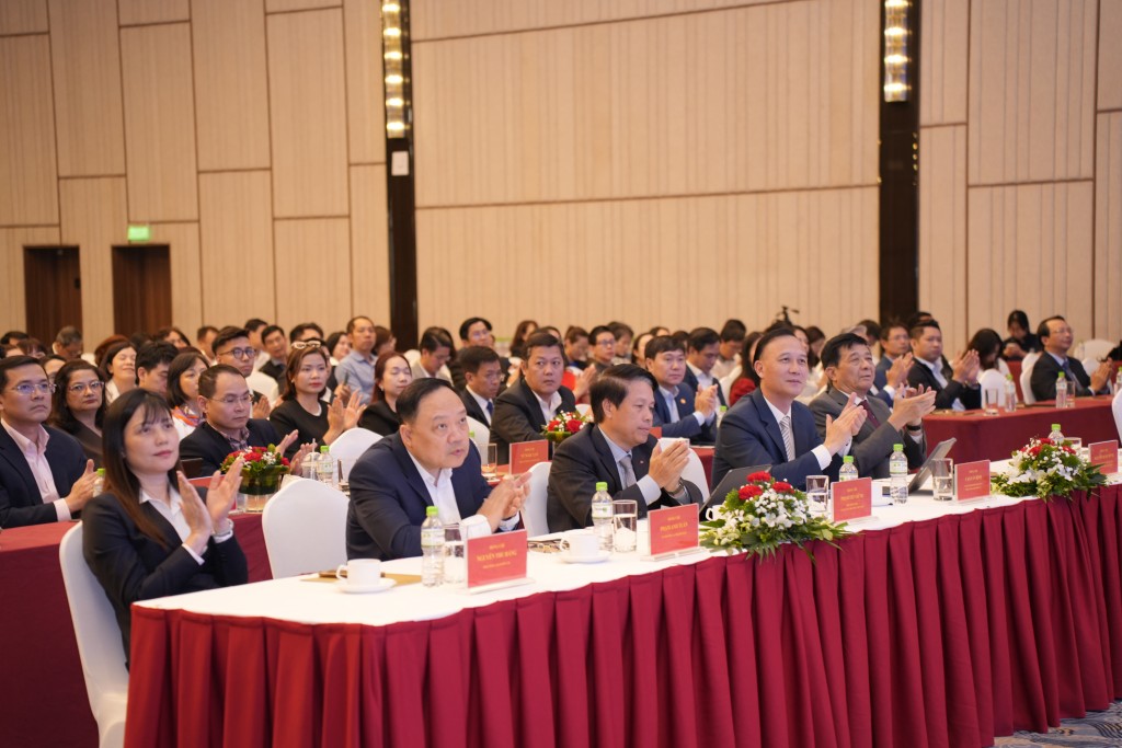 Lãnh đạo Ngân hàng Nhà nước Việt Nam cùng lãnh đạo các vụ, cục tham dự hội nghị