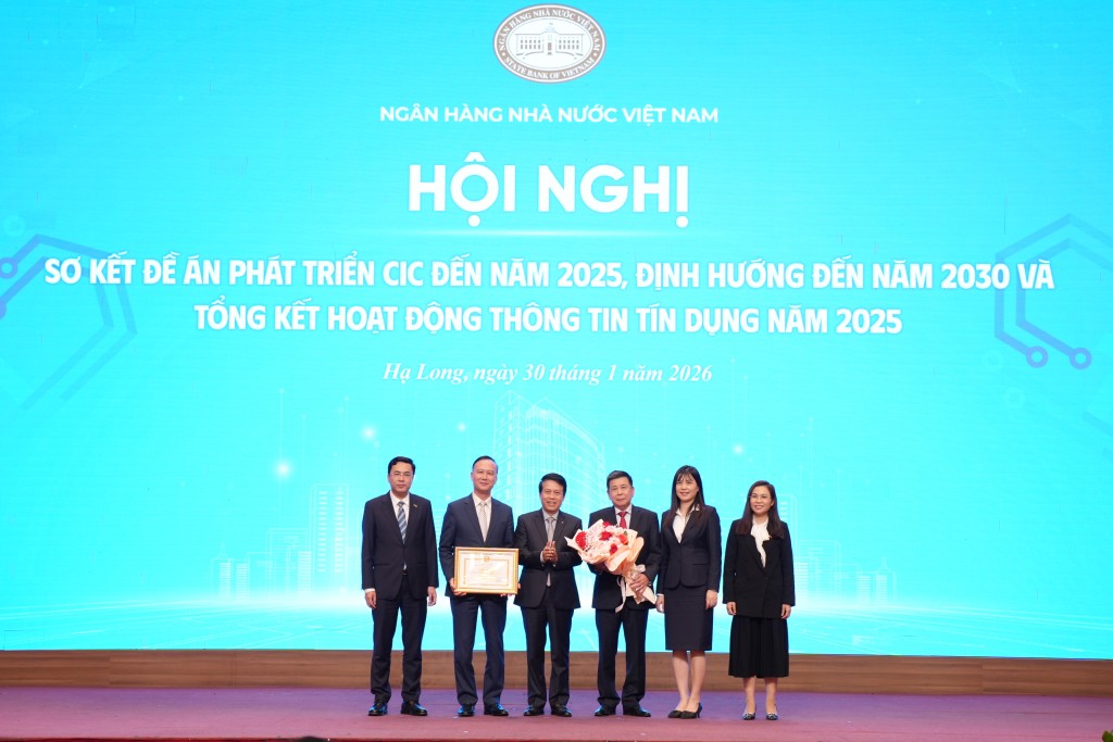 Trung tâm Thông tin Tín dụng Quốc gia Việt Nam (CIC) vinh dự nhận bằng khen của Thống đốc Ngân hàng Nhà nước Việt Nam