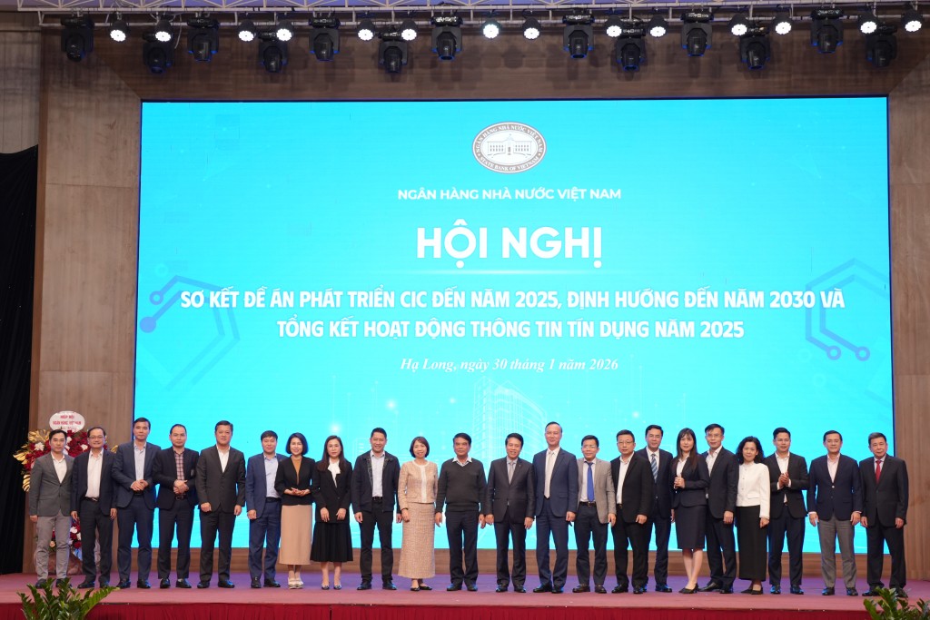 Các đại biểu chụp hình lưu niệm tại hội nghị