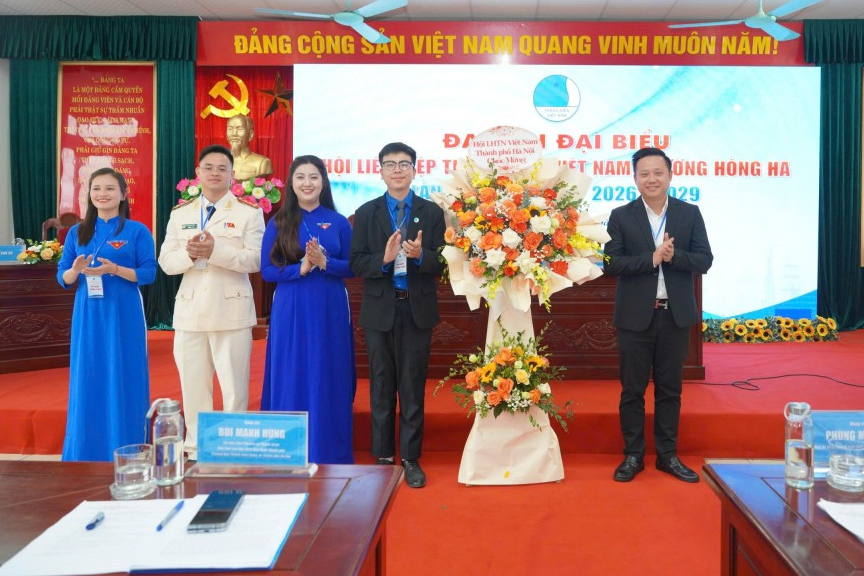 Phó Chủ tịch Hội LHTN Việt Nam thành phố Hà Nội Bùi Mạnh Hùng  tặng hoa chúc mừng Đại hội