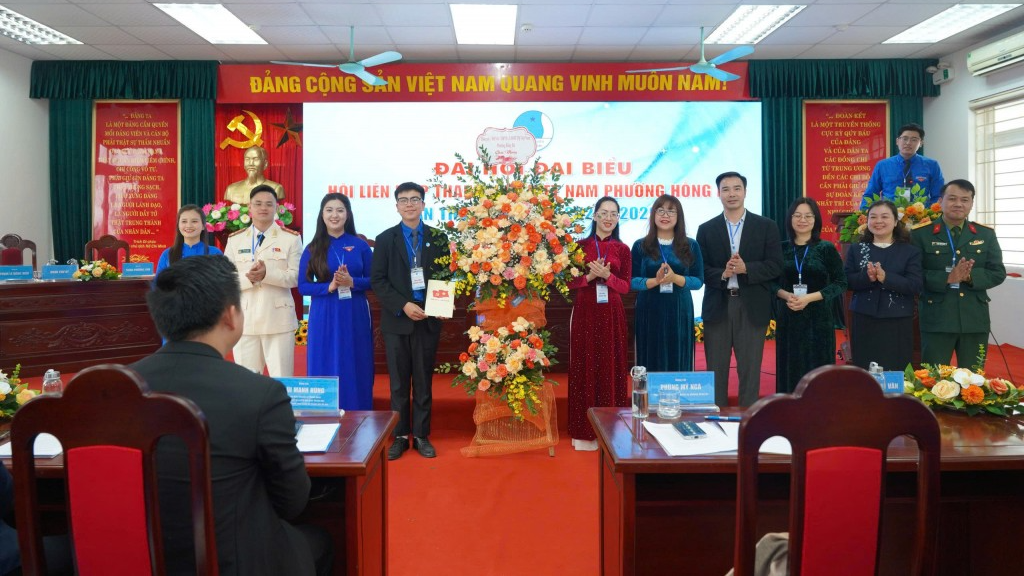 Lãnh đạo phường Hồng Hà tặng hoa chúc mừng Đại hội