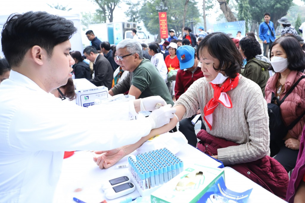 Hơn 1.000 người cao tuổi Thủ đô được khám sức khỏe miễn phí