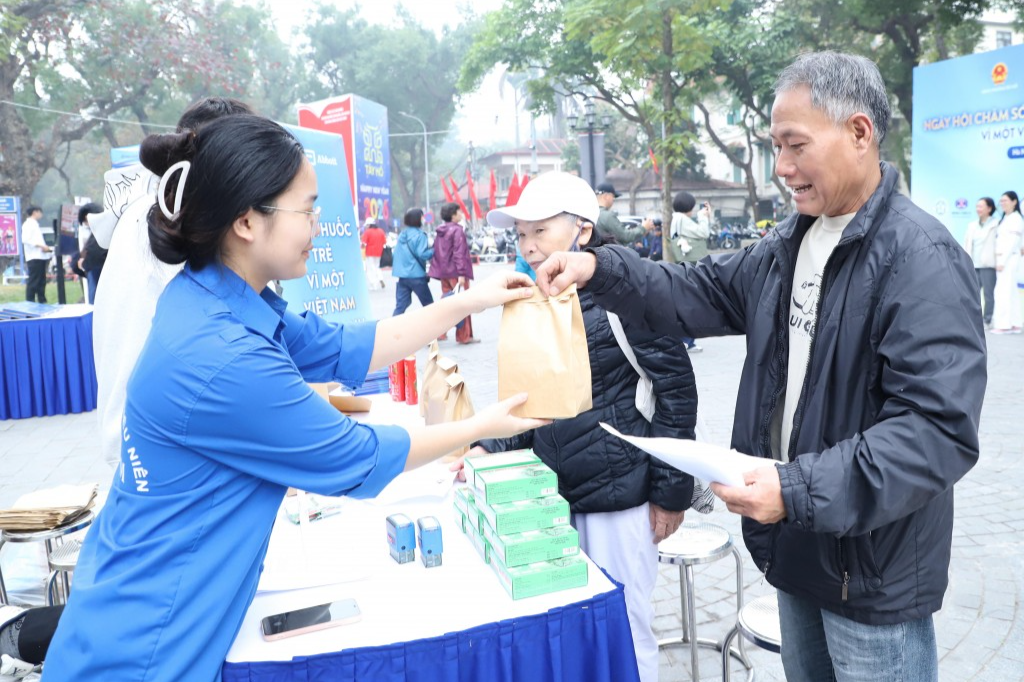 Hơn 1.000 người cao tuổi Thủ đô được khám sức khỏe miễn phí