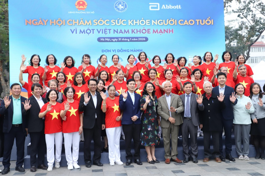 Các đại biểu chụp ảnh lưu niệm tại chương trình 