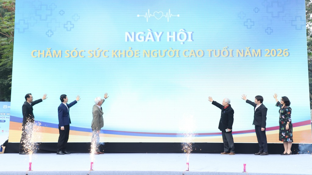 Các vị đại biểu thực hiện nghi thức khởi động chương trình 