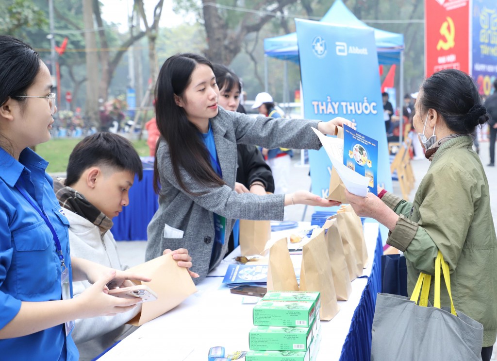 Hơn 1.000 người cao tuổi Thủ đô được khám sức khỏe miễn phí