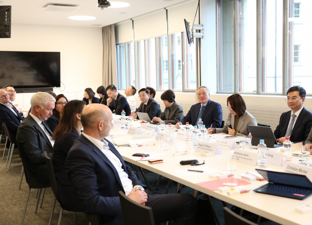 Phó Thủ tướng Thường trực Nguyễn Hòa Bình làm việc với Hiệp hội Doanh nghiệp Thụy Sĩ toàn cầu - Ảnh: VGP/Nguyễn Hoàng