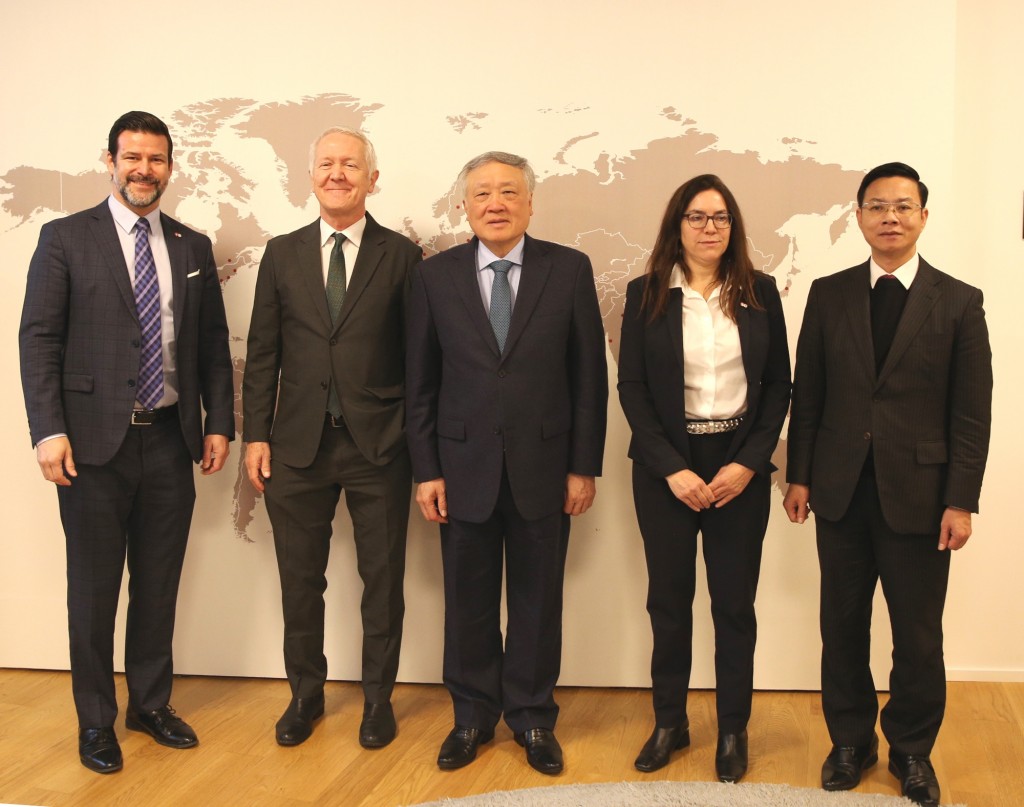 Phó Thủ tướng Thường trực Nguyễn Hòa Bình làm việc với Hiệp hội Doanh nghiệp Thụy Sĩ toàn cầu - Ảnh: VGP/Nguyễn Hoàng