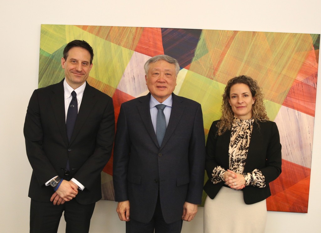 Phó Thủ tướng Thường trực Nguyễn Hòa Bình và lãnh đạo của Tập đoàn UBS - Ảnh: VGP/Nguyễn Hoàng