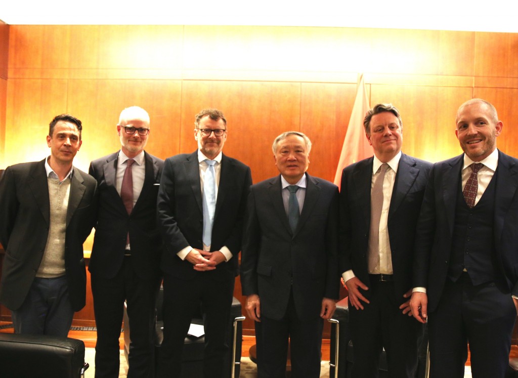 Phó Thủ tướng Thường trực Nguyễn Hòa Bình làm việc với lãnh đạo của doanh nghiệp Maverix Securities và Swisscoins - Ảnh: VGP/Nguyễn Hoàng