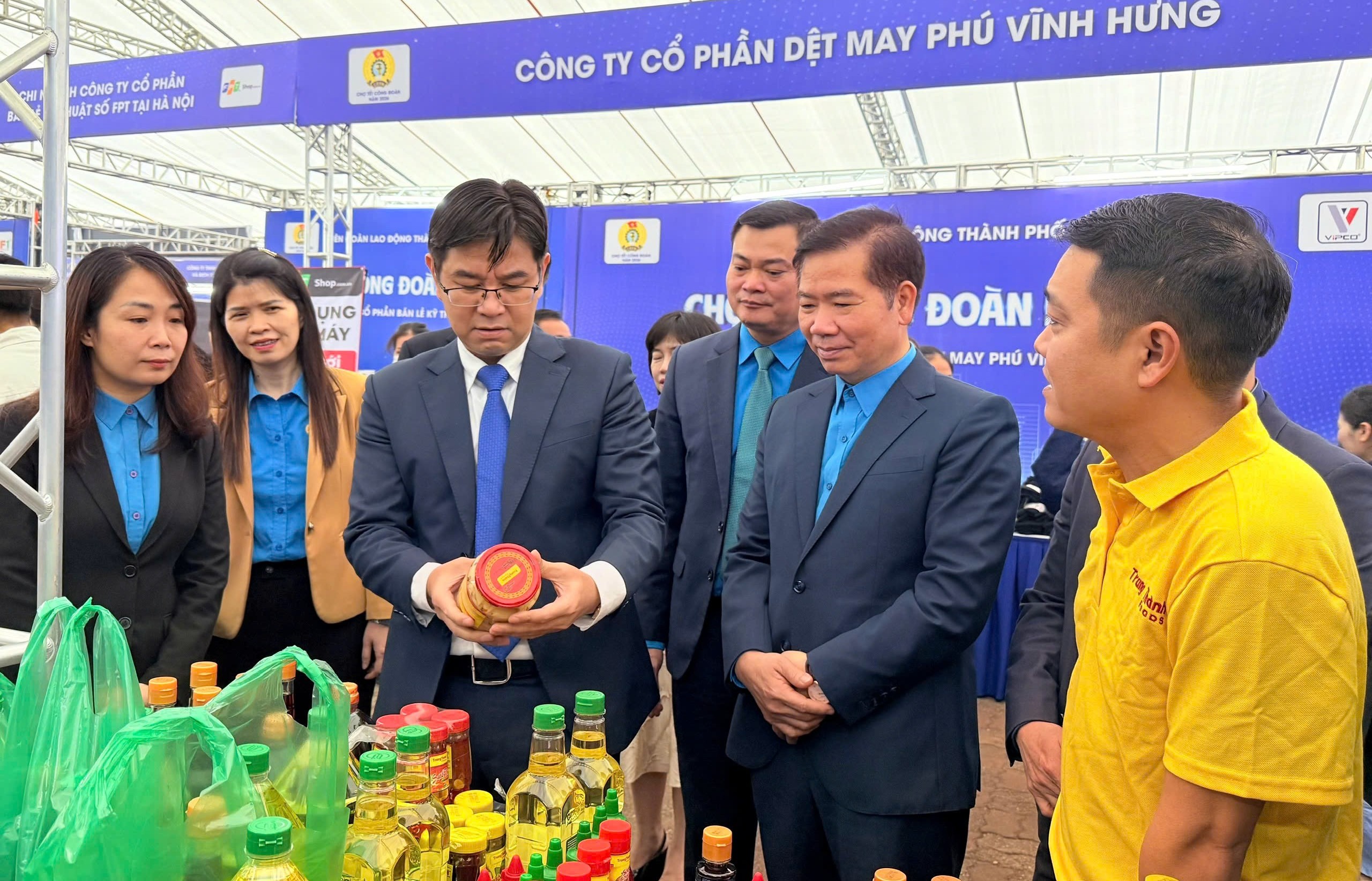 Chợ Tết Công đoàn - lan tỏa yêu thương, hỗ trợ lao động khó khăn