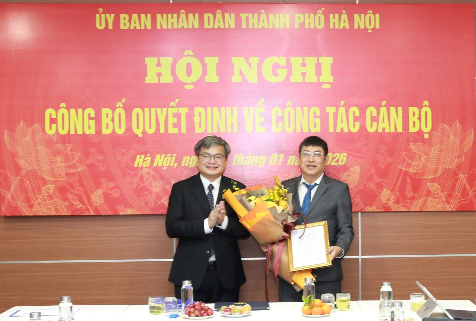 Phó Chủ tịch UBND thành phố Trương Việt Dũng trao quyết định cho đồng chí Phạm Tiến Luật