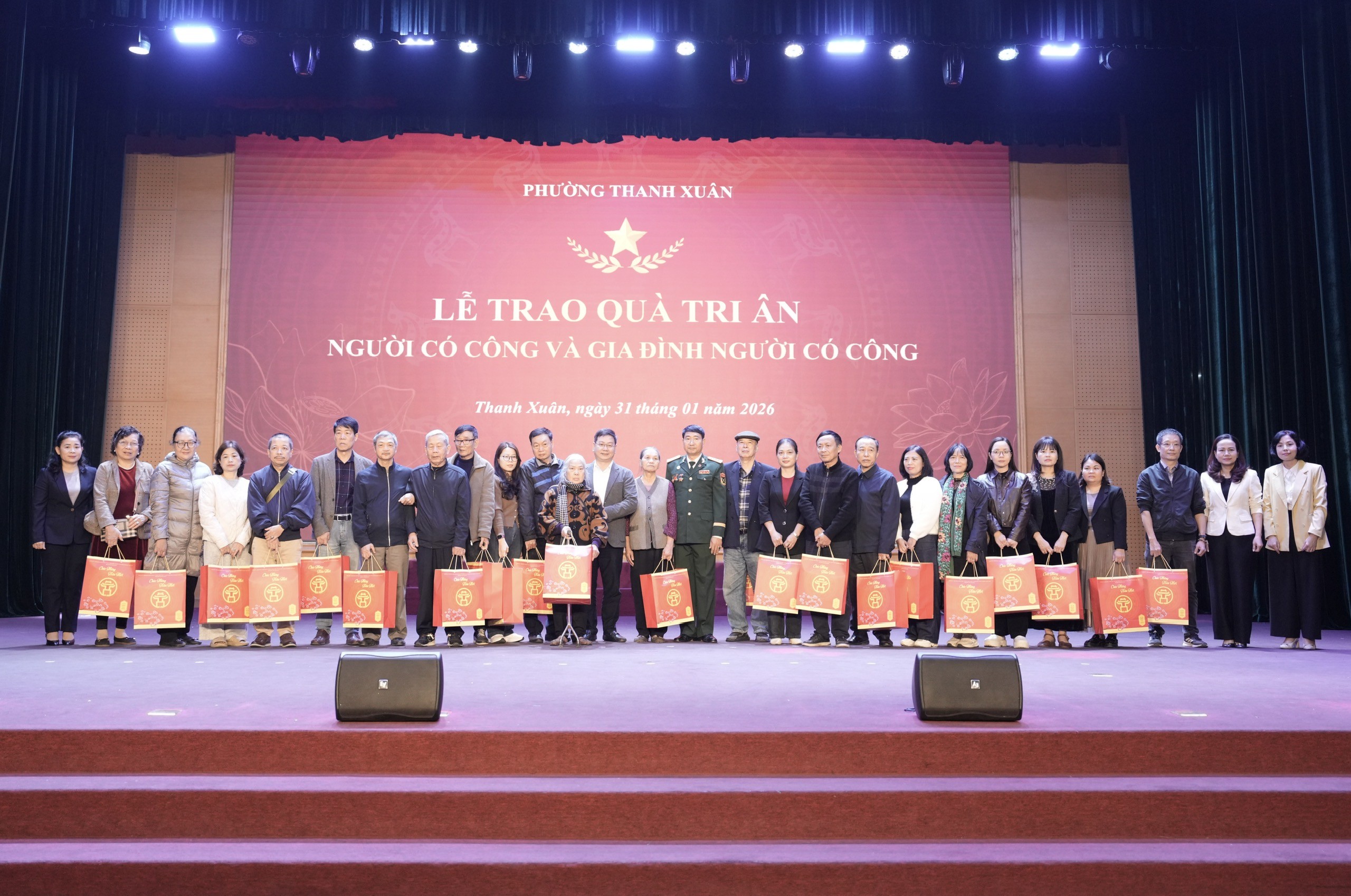 Lãnh đạo các sở, ngành Thành phố và lãnh đạo phường Thanh Xuân tặng quà tri ân người có công, thân nhân người có công Lãnh đạo các sở, ngành Thành phố và lãnh đạo phường Thanh Xuân tặng quà tri ân người có công, thân nhân người có công