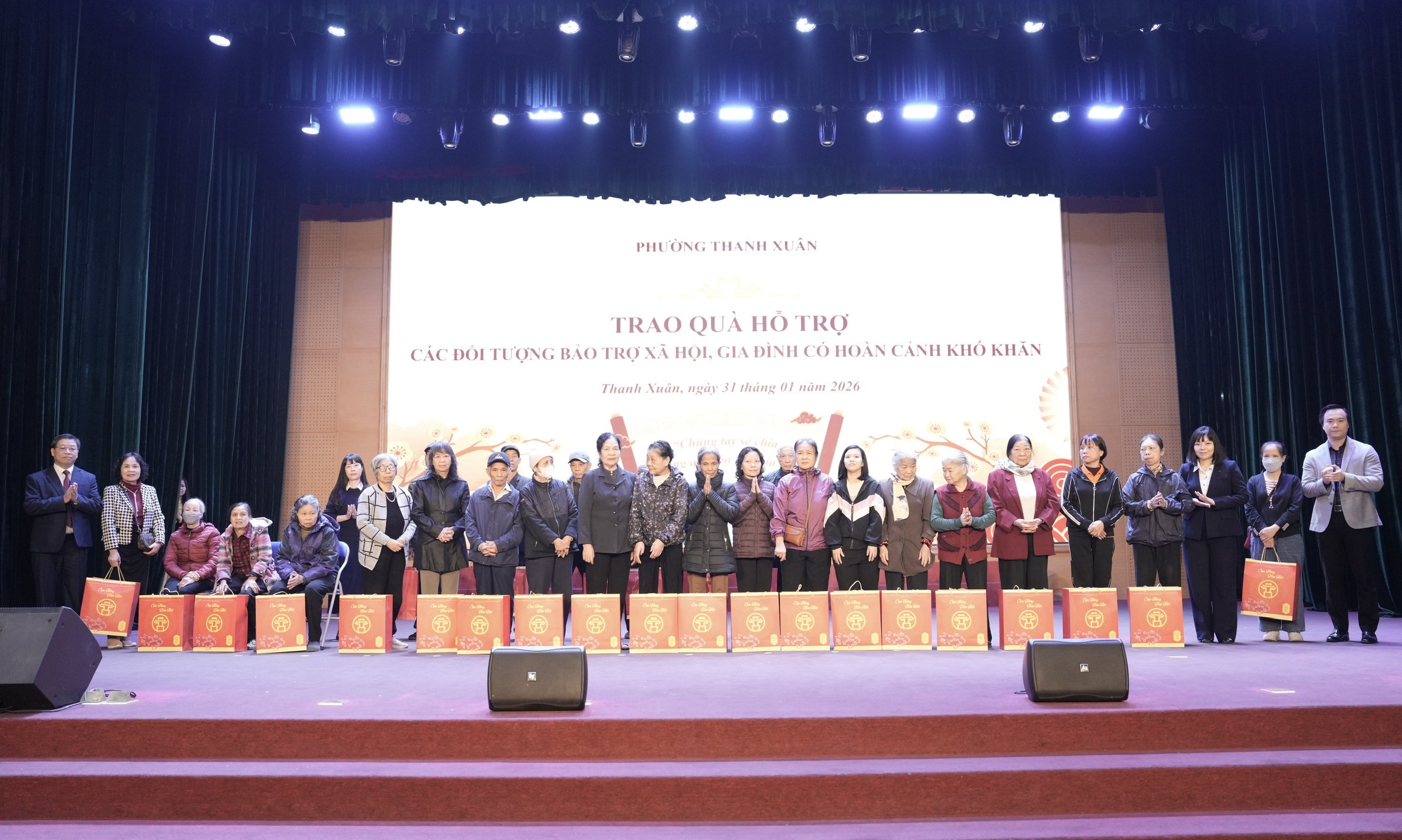 Lãnh đạo phường Thanh Xuân và các đơn vị trao quà cho các đối tượng bảo trợ xã hội, gia đình có hoàn cảnh khó khăn Lãnh đạo phường Thanh Xuân và các đơn vị trao quà cho các đối tượng bảo trợ xã hội, gia đình có hoàn cảnh khó khăn