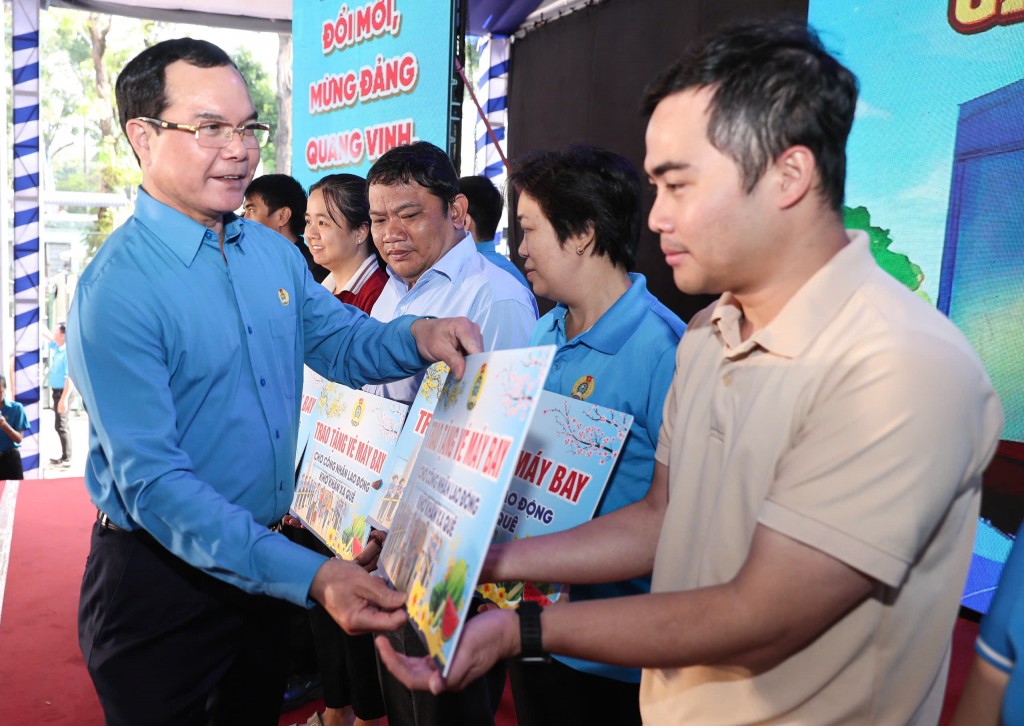 Ông Nguyễn Đình Khang - Chủ tịch Tổng LĐLĐ Việt Nam - tặng vé máy bay cho người lao độn