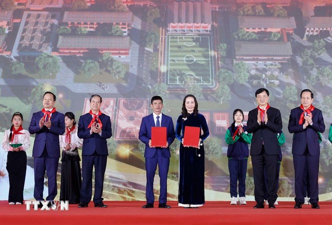 Trường THCS Nguyễn Tri Phương, Hà Nội và Trường Phổ thông Nội trú liên cấp Tiểu học và THCS Si Pa Phìn trao biên bản hợp tác. (Ảnh: Thống Nhất/TTXVN) Trường THCS Nguyễn Tri Phương, Hà Nội và Trường Phổ thông Nội trú liên cấp Tiểu học và THCS Si Pa Phìn trao biên bản hợp tác. (Ảnh: Thống Nhất/TTXVN)