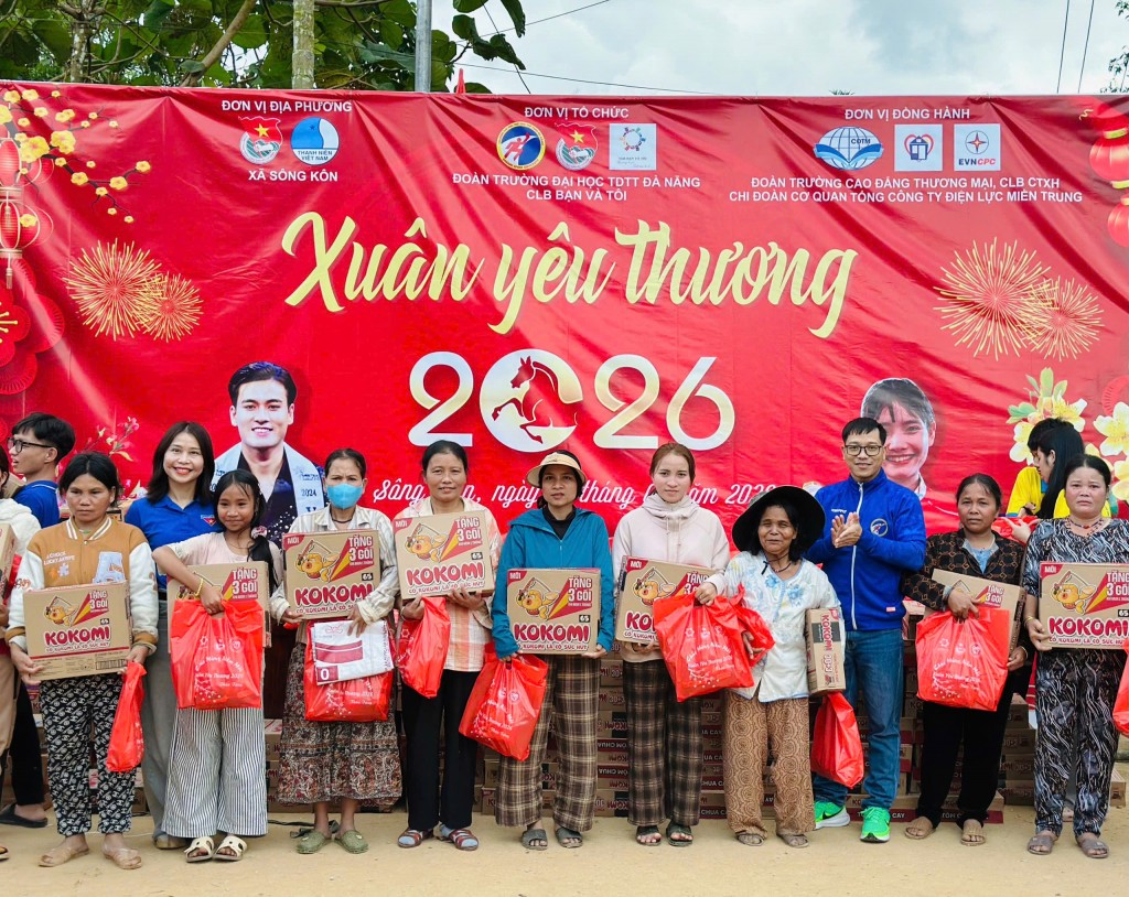 Ban tổ chức trao 113 suất quà cho hộ nghèo tại xã Sông Kôn.(Ảnh: Út Vũ) Ban tổ chức trao 113 suất quà cho hộ nghèo tại xã Sông Kôn.(Ảnh: Út Vũ)