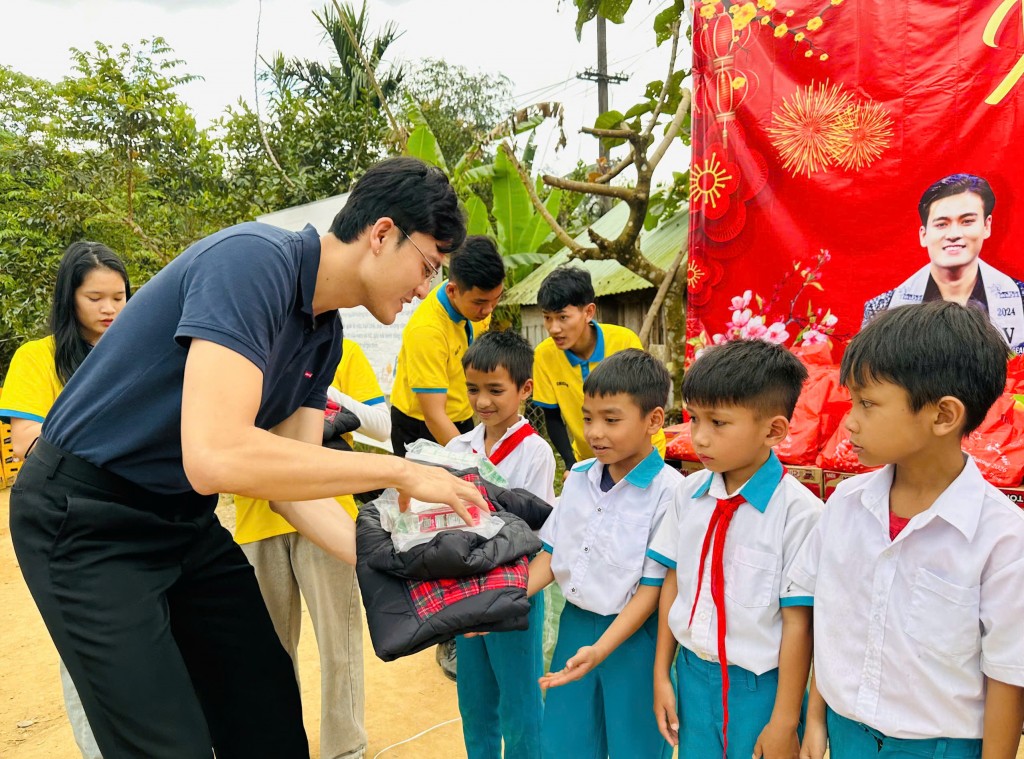 Đại sứ Chương trình “Xuân yêu thương 2026”, Đoàn viên ưu tú, vận động viên bóng chuyền Nguyễn Phúc Lộc trao quà cho các em. (Ảnh: Út Vũ) Đại sứ Chương trình “Xuân yêu thương 2026”, Đoàn viên ưu tú, vận động viên bóng chuyền Nguyễn Phúc Lộc trao quà cho các em. (Ảnh: Út Vũ)