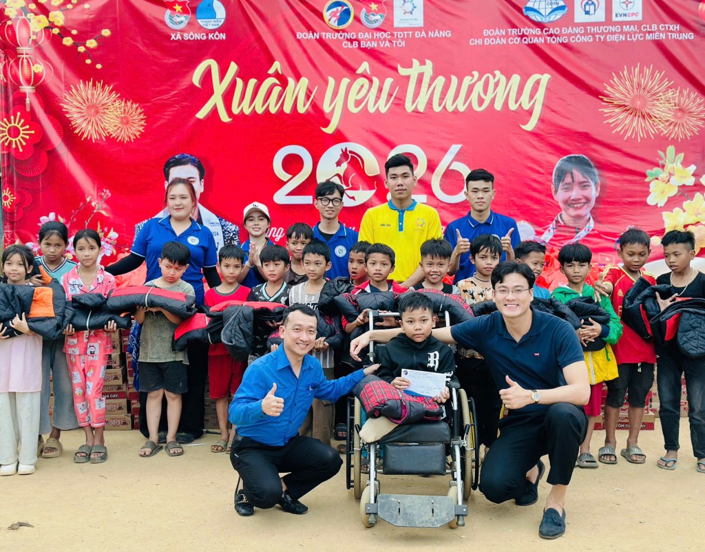 Tuổi trẻ Đà Nẵng mang Tết yêu thương đến vùng cao Sông Kôn. (Ảnh: Út Vũ) Tuổi trẻ Đà Nẵng mang Tết yêu thương đến vùng cao Sông Kôn. (Ảnh: Út Vũ)