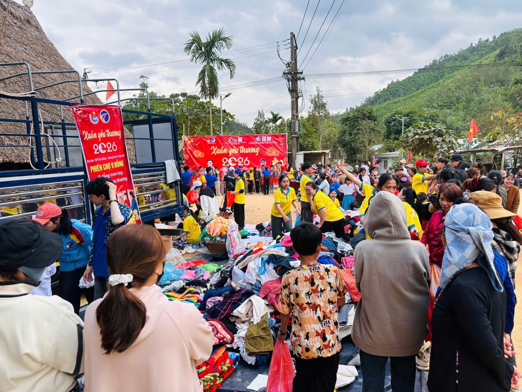 Không khí rộng ràng tại các gian hàng 0 đồng. (Ảnh: Út Vũ) Không khí rộng ràng tại các gian hàng 0 đồng. (Ảnh: Út Vũ)