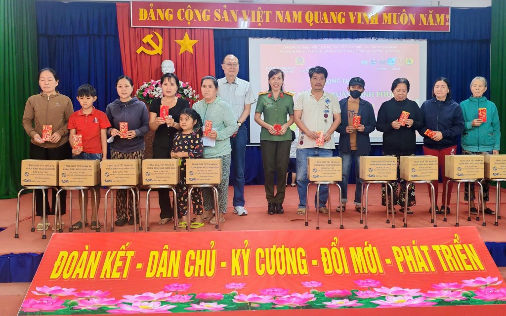 Xuân đoàn kết - Tết nghĩa tình lan tỏa tinh thần cộng đồng Xuân đoàn kết - Tết nghĩa tình lan tỏa tinh thần cộng đồng