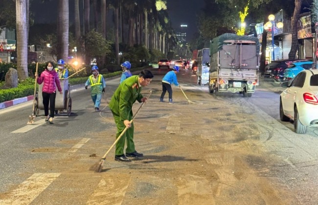 Bát Tràng xử lý kịp thời vệt dầu loang bảo đảm an toàn giao thông
