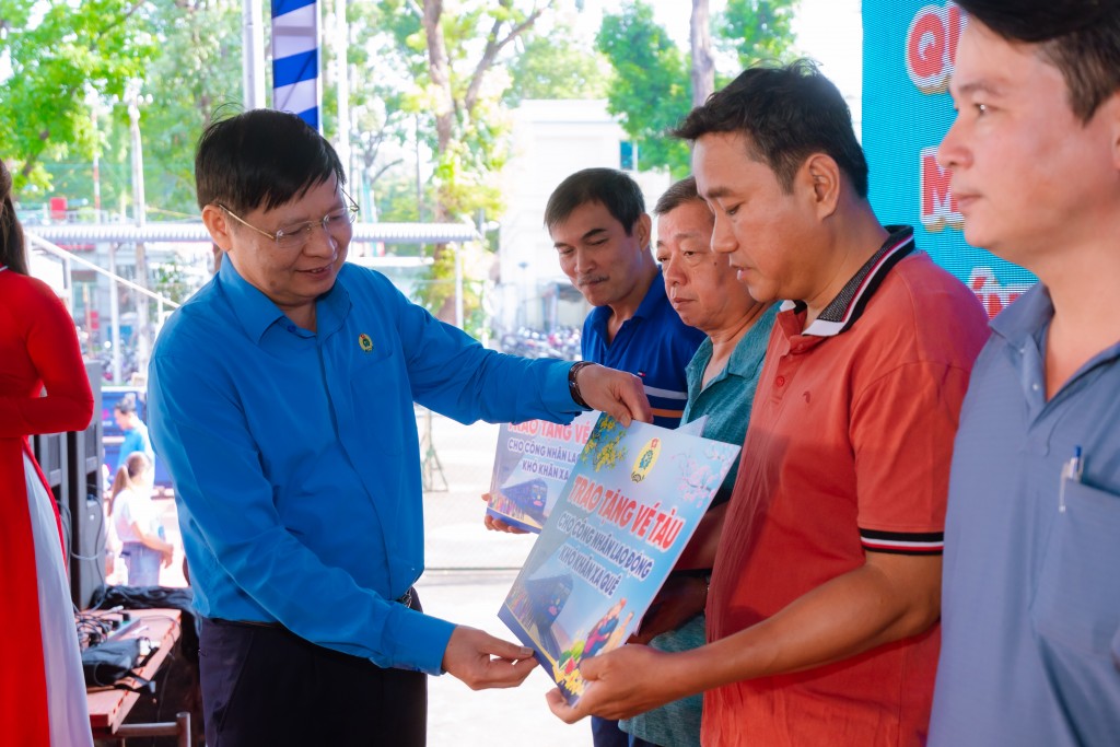 Hành trình Tết Công đoàn - Trọn nghĩa tình, vẹn niềm tin Hành trình Tết Công đoàn - Trọn nghĩa tình, vẹn niềm tin