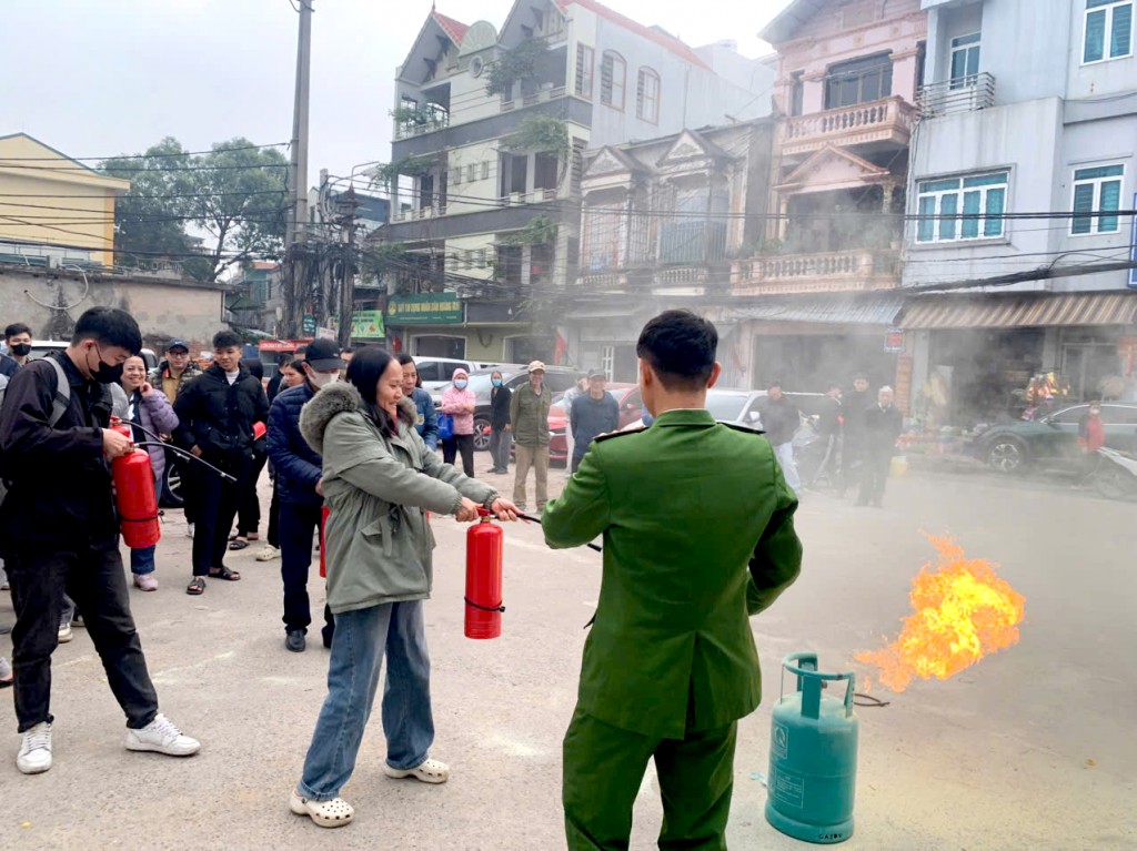 Tổ chức cho người dân, lực lượng chữa cháy cơ sở dùng bình chữa cháy dập tắt ngọn lửa khi mới phát sinh Tổ chức cho người dân, lực lượng chữa cháy cơ sở dùng bình chữa cháy dập tắt ngọn lửa khi mới phát sinh