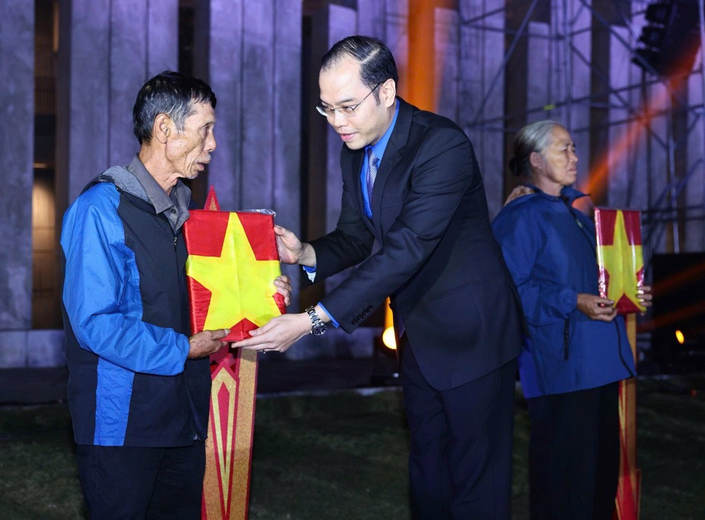 Ủy viên Ban Thường vụ Trung ương Đoàn, Thành ủy viên, Phó Chủ tịch Ủy ban MTTQ Việt Nam TP, Bí thư Thành đoàn Hà Nội Nguyễn Tiến Hưng trao cờ thi đua đến các đơn vị đạt thành tích xuất sắc tại Hội thao kỹ thuật tuổi trẻ ngành Y khu vực Hà Nội năm 2025