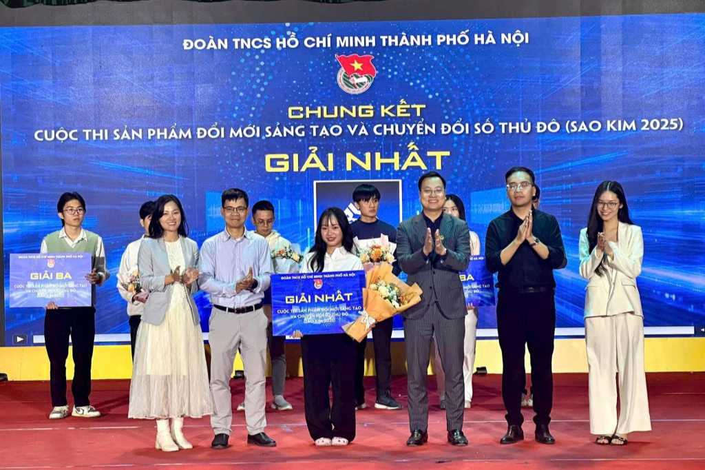 Ủy viên Ban Chấp hành Trung ương Đoàn, Phó Bí thư Thành đoàn Hà Nội Trần Quang Hưng trao phần thưởng đến đội đoạt giải Nhất cuộc thi Sản phẩm đổi mới sáng tạo và chuyển đổi số Thủ đô