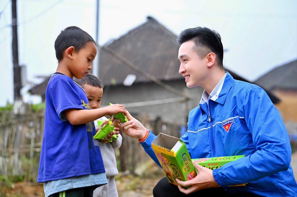 Phó Bí thư Thành đoàn, Chủ tịch Hội đồng Đội thành phố Hà Nội Đào Đức Việt tặng quà đến em nhỏ vùng cao