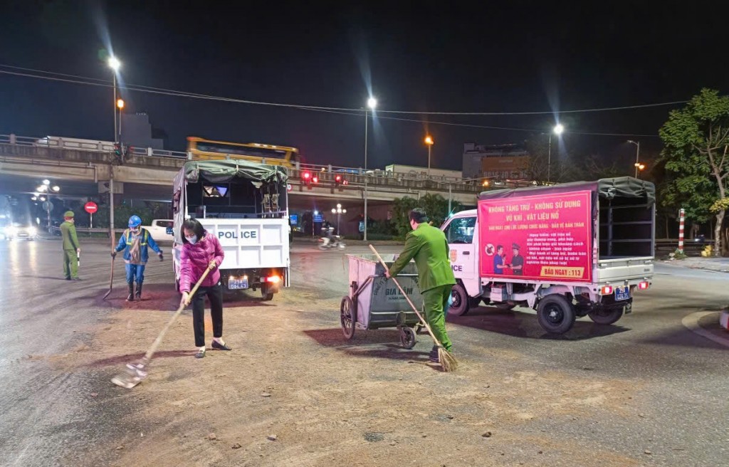 Bát Tràng xử lý kịp thời vệt dầu loang bảo đảm an toàn giao thông