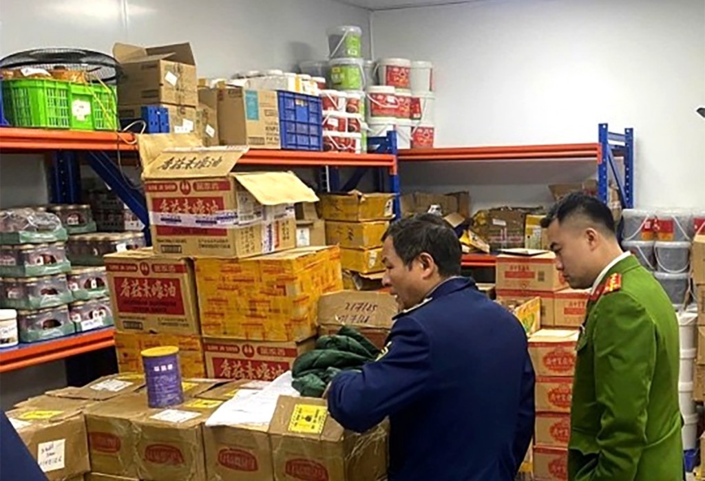 Hà Nội: Thu giữ hàng chục tấn thực phẩm không rõ nguồn gốc
