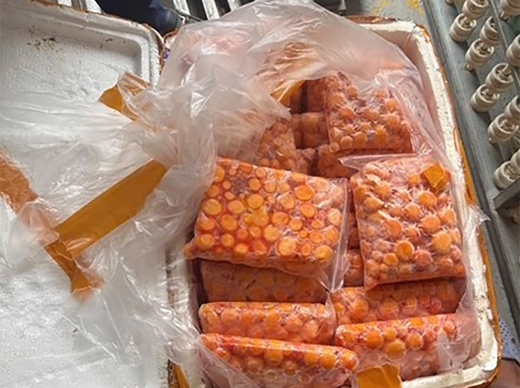 Lực lượng chức năng kiểm tra thu giữ nhiều tấn thực phẩm không rõ nguồn gốc trong 3 xe container Lực lượng chức năng kiểm tra thu giữ nhiều tấn thực phẩm không rõ nguồn gốc trong 3 xe container