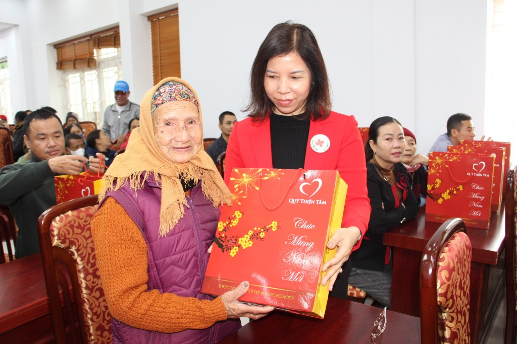 Đại diện các ban, ngành Quảng Ninh trao quà Tết tới người dân có hoàn cảnh khó khăn Đại diện các ban, ngành Quảng Ninh trao quà Tết tới người dân có hoàn cảnh khó khăn