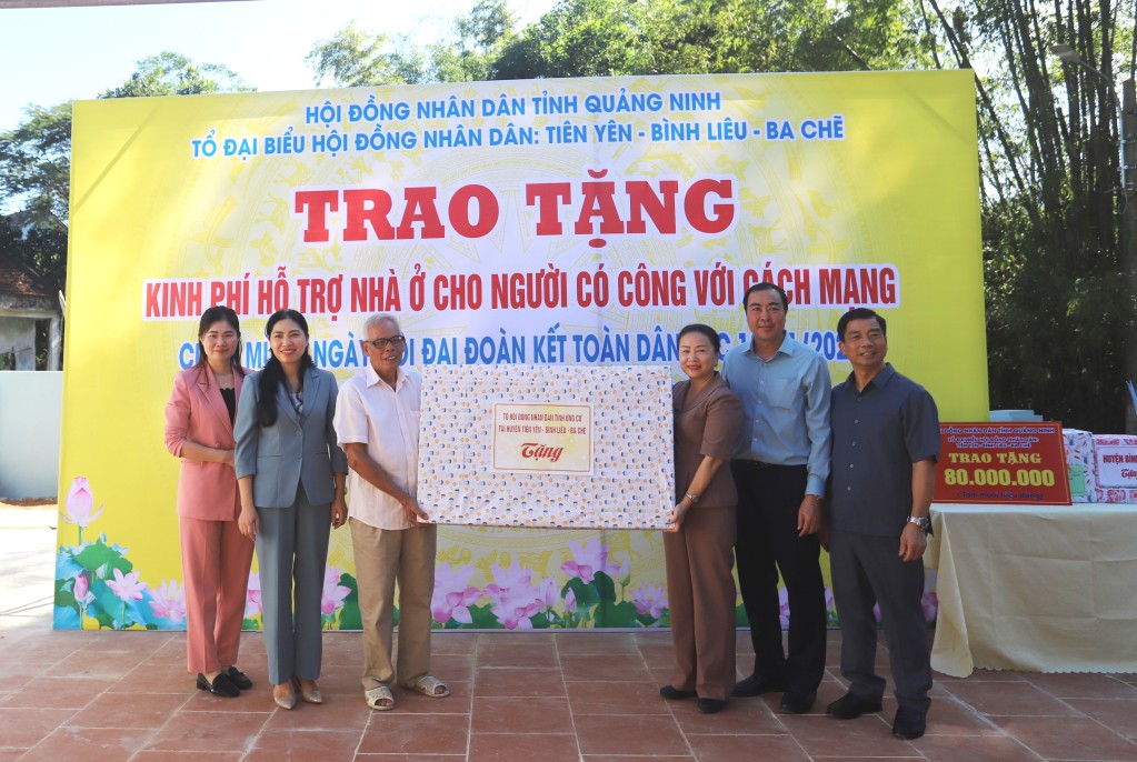 HĐND tỉnh Quảng Ninh trao hỗ trợ kinh phí xây nhà cho người nghèo, người có công với cách mạng HĐND tỉnh Quảng Ninh trao hỗ trợ kinh phí xây nhà cho người nghèo, người có công với cách mạng