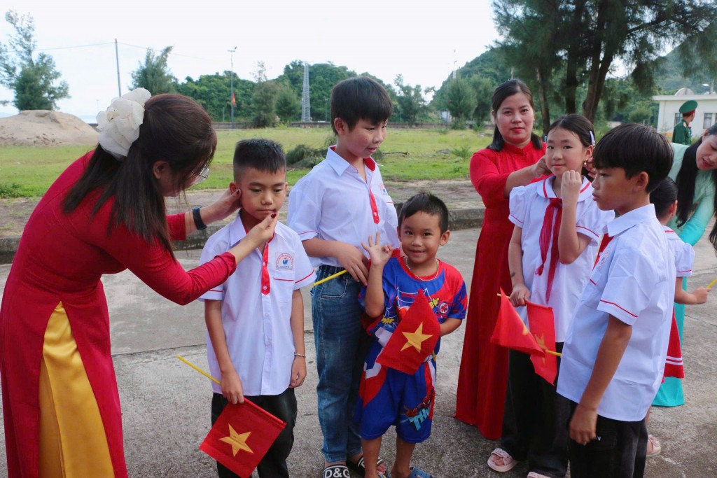 Tỉnh Quảng Ninh tiếp tục dành nguồn lực đầu tư rất lớn cho sự nghiệp giáo dục, nhất là vùng khó khăn Tỉnh Quảng Ninh tiếp tục dành nguồn lực đầu tư rất lớn cho sự nghiệp giáo dục, nhất là vùng khó khăn