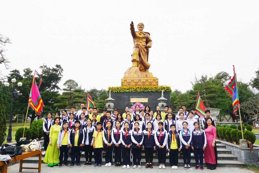 Cô trò dâng hoa tượng đài Đức Vương Ngô Quyền