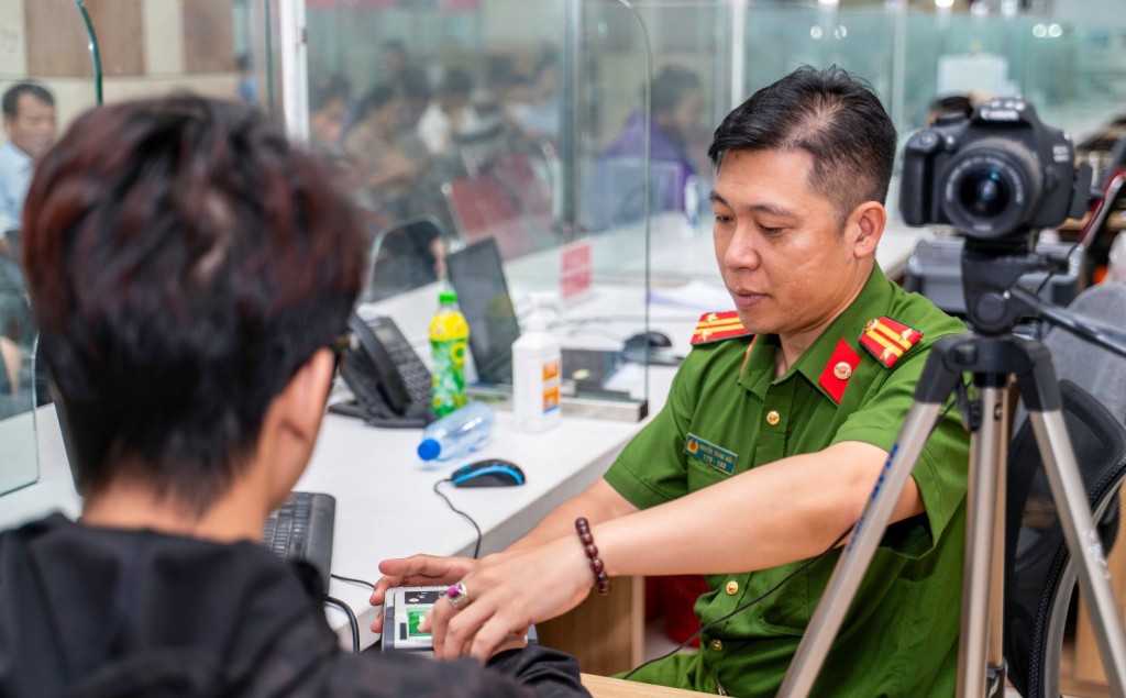 : Cán bộ chiến sĩ công an hỗ trợ người dân làm căn cước tại Trung tâm Phục vụ hành chính công tỉnh : Cán bộ chiến sĩ công an hỗ trợ người dân làm căn cước tại Trung tâm Phục vụ hành chính công tỉnh