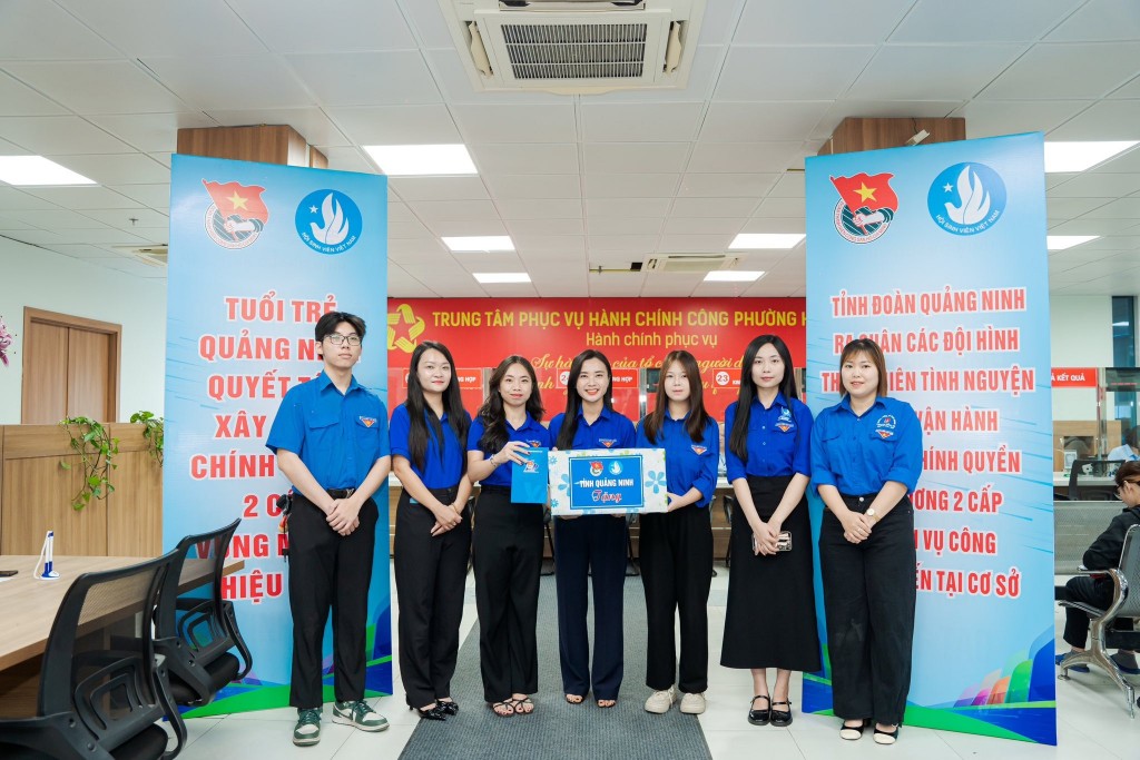 Thường trực Tỉnh đoàn Quảng Ninh tặng quà, động viên các đội hình thanh niên tình nguyện trên địa bàn dân cư và đội hình sinh viên tình nguyện Thường trực Tỉnh đoàn Quảng Ninh tặng quà, động viên các đội hình thanh niên tình nguyện trên địa bàn dân cư và đội hình sinh viên tình nguyện
