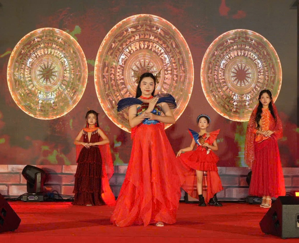 Nhiều hoạt động nghệ thuật sôi động, mang đậm dấu ấn Tết cổ truyền được biểu diễn tại lễ hội (Ảnh: H.Quảng) Nhiều hoạt động nghệ thuật sôi động, mang đậm dấu ấn Tết cổ truyền được biểu diễn tại lễ hội (Ảnh: H.Quảng)