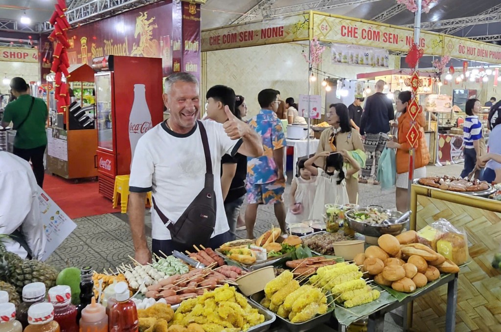 Du khách quốc tế thích thú tham quan không gian lễ hội (Ảnh: H.Quảng) Du khách quốc tế thích thú tham quan không gian lễ hội (Ảnh: H.Quảng)